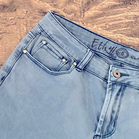Ethyl Jeans - Size: 6, Light-Blue Jeans w/ Rhinestone Grommets - EUC - Picture 2 of 4